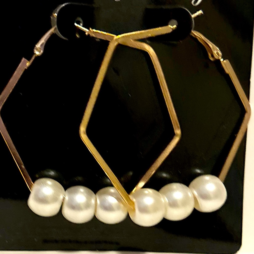 Square hoop earrings with beaded pearl